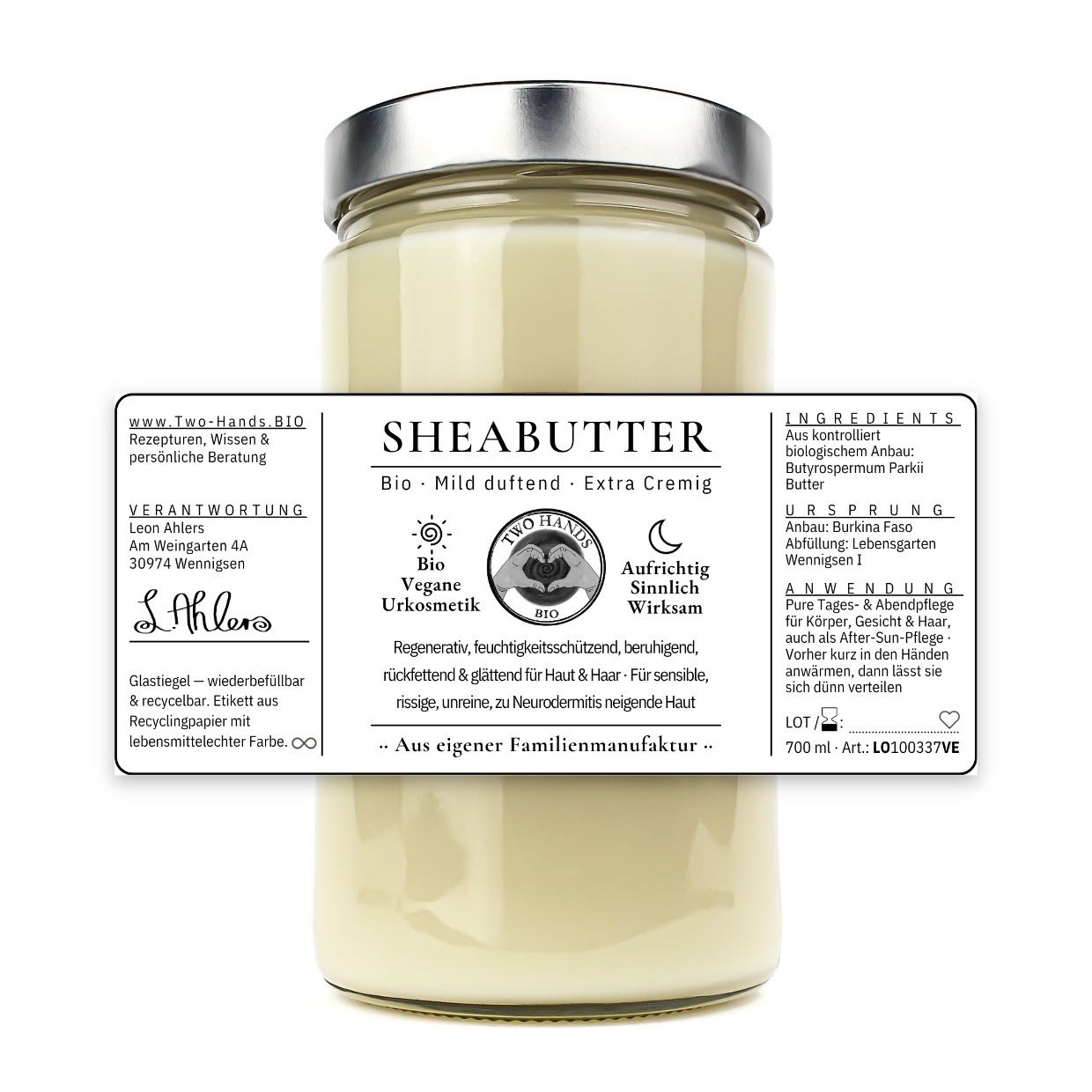 Glastiegel mit Metallverschluss, davor das ausgebreitete Etikett mit Ingredients, Ursprung und Anwendung, 700 ml Sheabutter