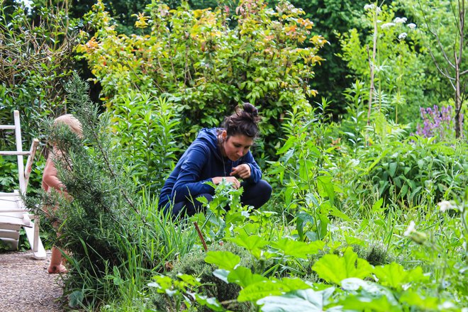 Vanessa Ahlers bei der Gartenarbeit zwischen Kräutern und Pflanzen