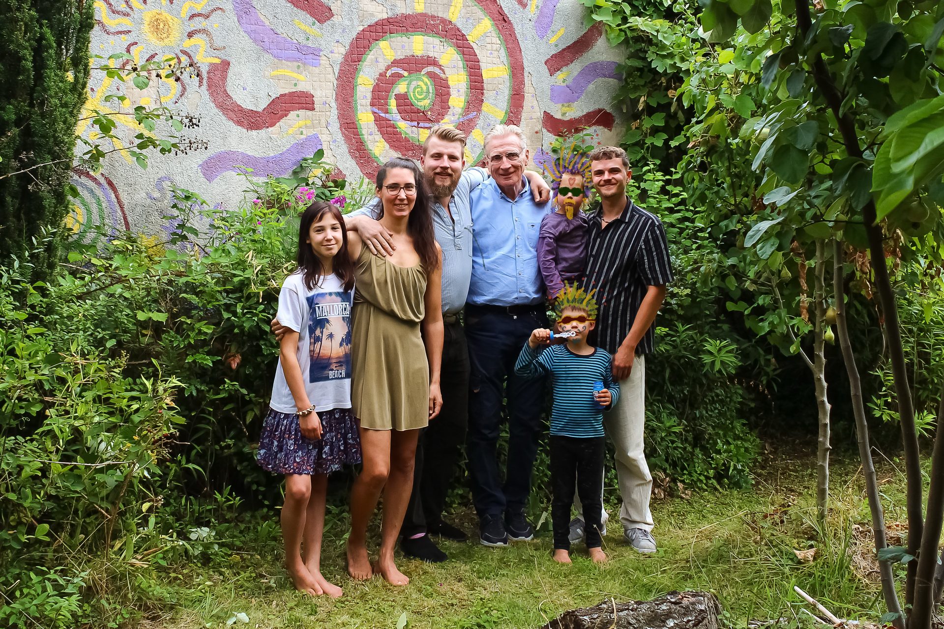 Die Naturkosmetik-Familie Ahlers mit Thomas Haase vor der Mandala-Wand im LebensGarten