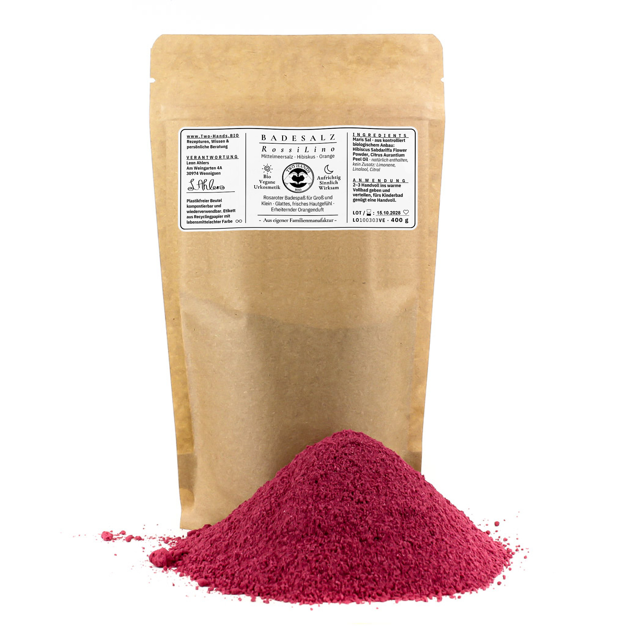 Badesalz RossiLino, 400 g im Kraftpapierbeutel mit Druckverschluss, davor ein Häufchen pinkfarbenes Salz