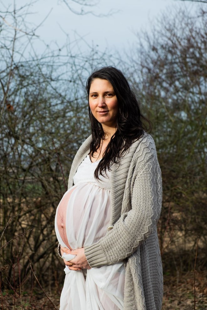 Vanessa Ahlers schwanger in der Natur